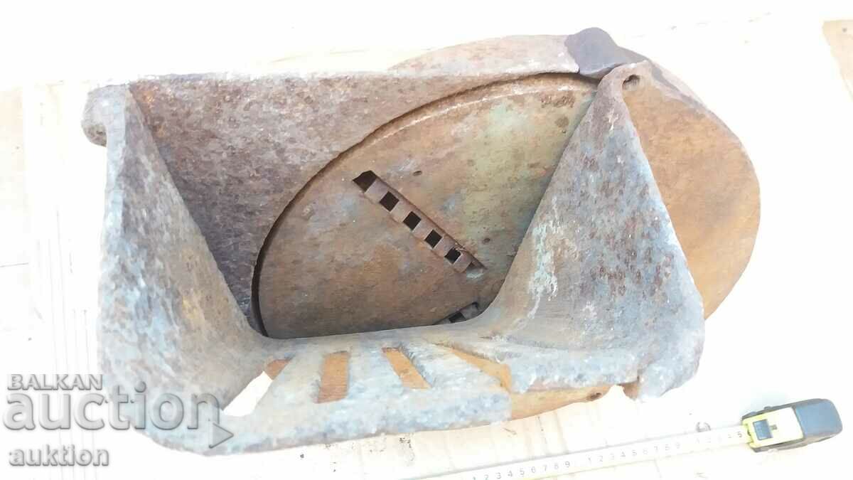 Auction massive grinder for sugar beet - 13 kg. Auction massive grinder for sugar beet - 13 kg.
