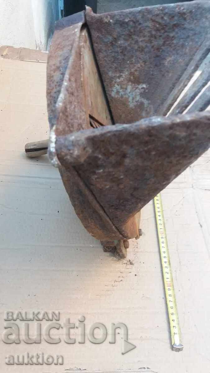 Delivery of massive grinder for sugar beet - 13 kg. Delivery of massive grinder for sugar beet - 13 kg.