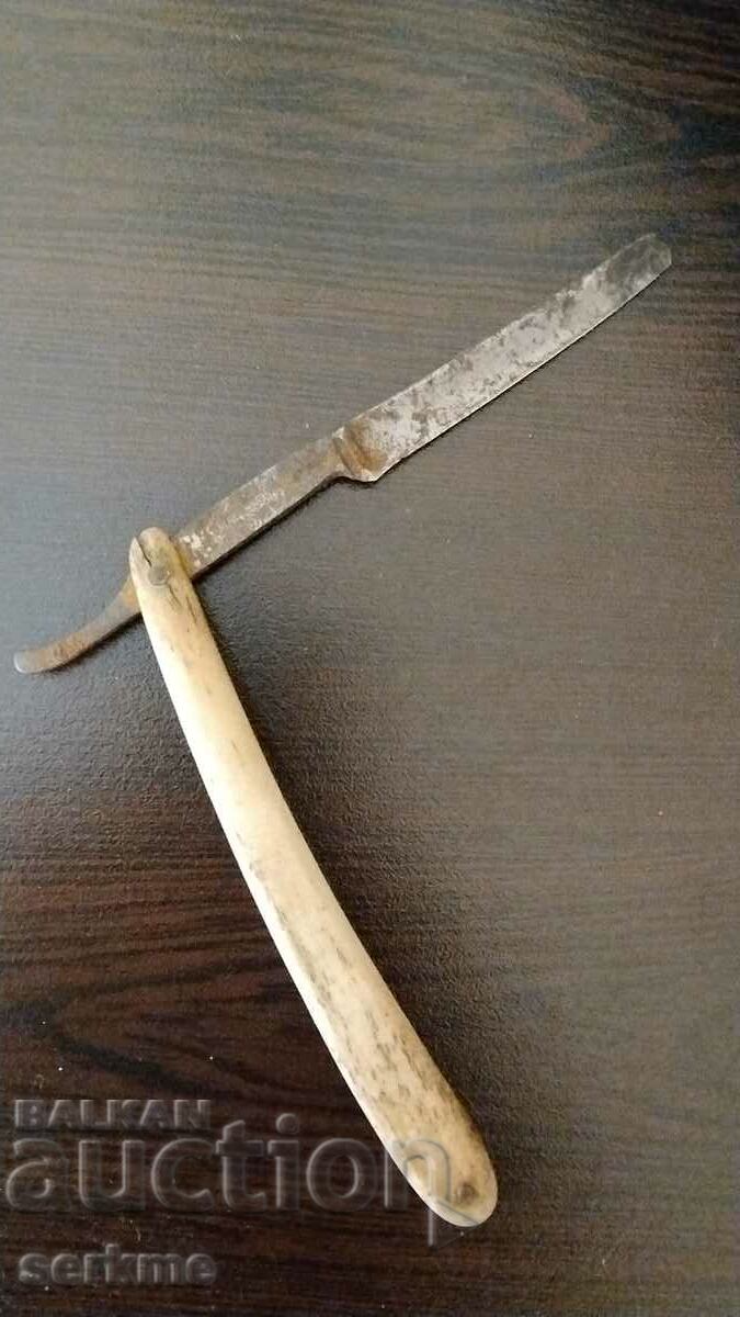 An old razor with price 15.00 BGN | € 7.67 An old razor with price 15.00 BGN | € 7.67