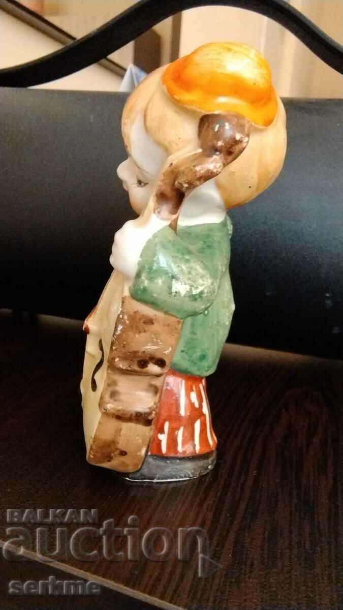 Porcelain figure with price 10.00 BGN | € 5.11