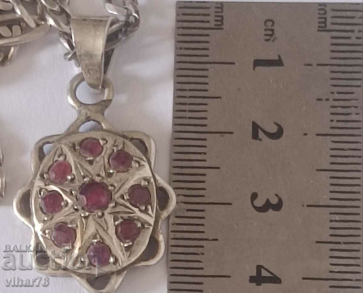 Pandantiv din argint vechi cu rubine cu preț 249.99 BGN | € 127.82 Pandantiv din argint vechi cu rubine cu preț 249.99 BGN | € 127.82