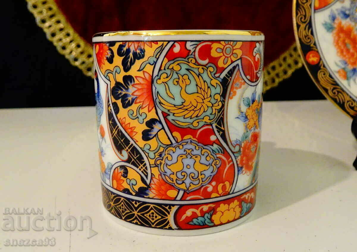 Auction Cup with plate Japanese porcelain Eiwa Kinsei, gold, peacocks. Auction Cup with plate Japanese porcelain Eiwa Kinsei, gold, peacocks.