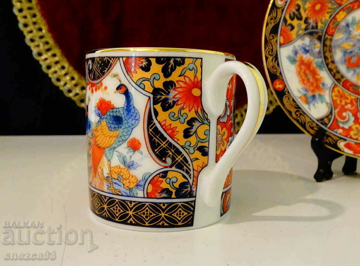 Delivery of Cup with plate Japanese porcelain Eiwa Kinsei, gold, peacocks. Delivery of Cup with plate Japanese porcelain Eiwa Kinsei, gold, peacocks.
