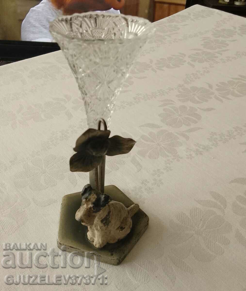 Vasă germană antică din cristal și cositor cu figurină de cățeluș