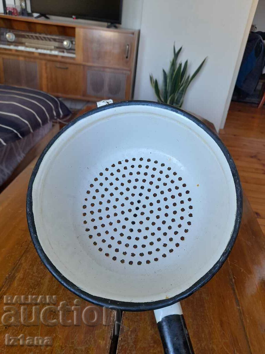 Old enameled strainer, colander with price 37.00 BGN | € 18.92 Old enameled strainer, colander with price 37.00 BGN | € 18.92