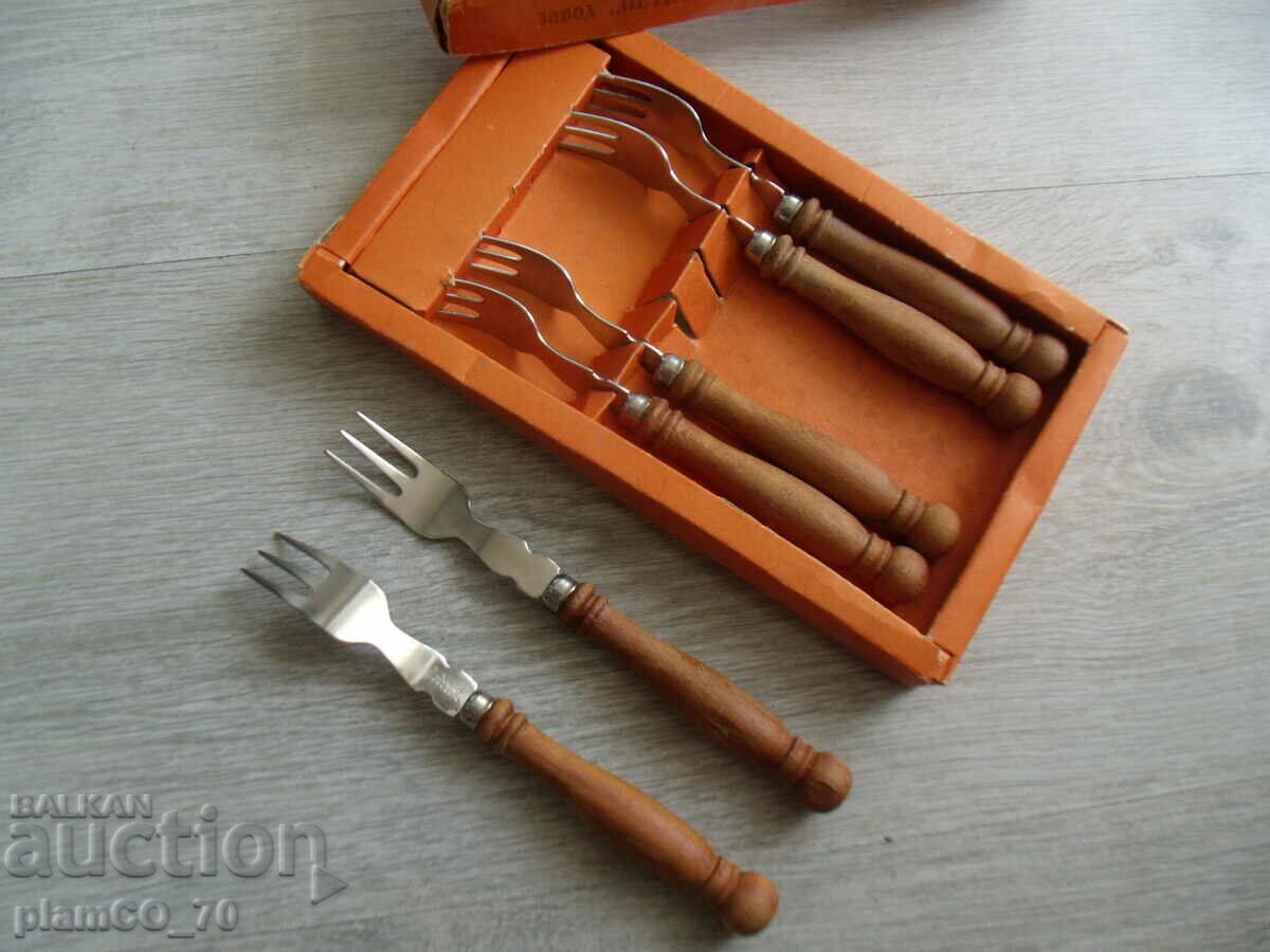 Auction #7481 set of 6 old forks Auction #7481 set of 6 old forks