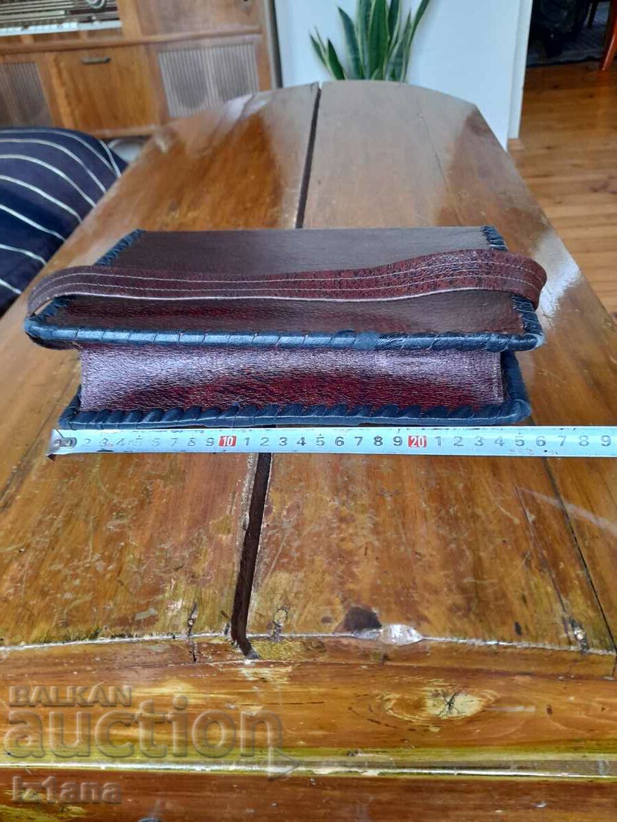 Delivery of Old ladies leather bag Delivery of Old ladies leather bag