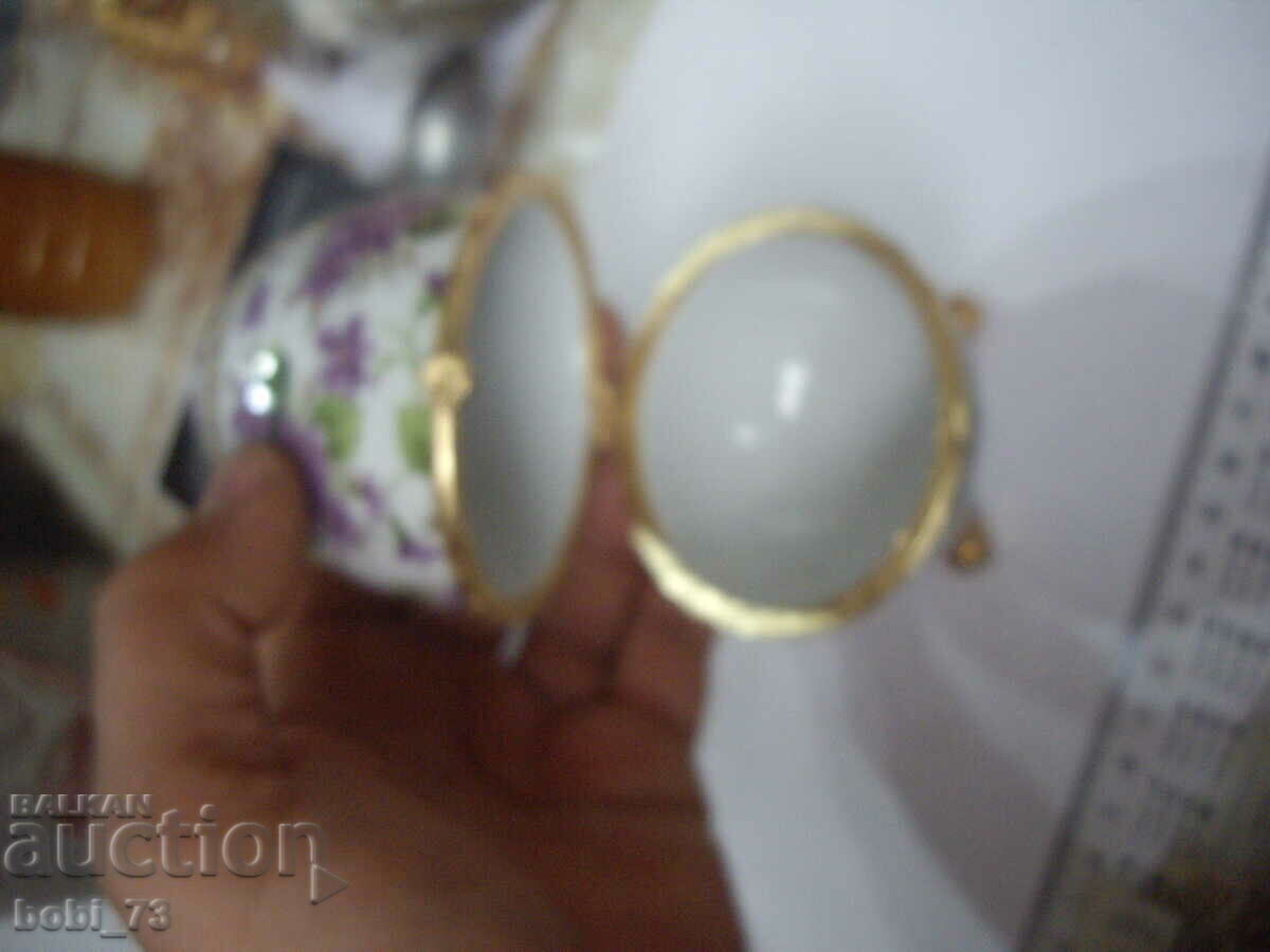 Auction Porcelain egg holder. Auction Porcelain egg holder.