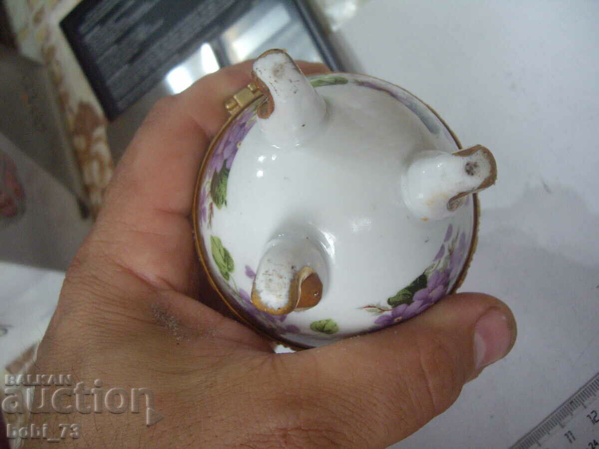 Delivery of Porcelain egg holder. Delivery of Porcelain egg holder.