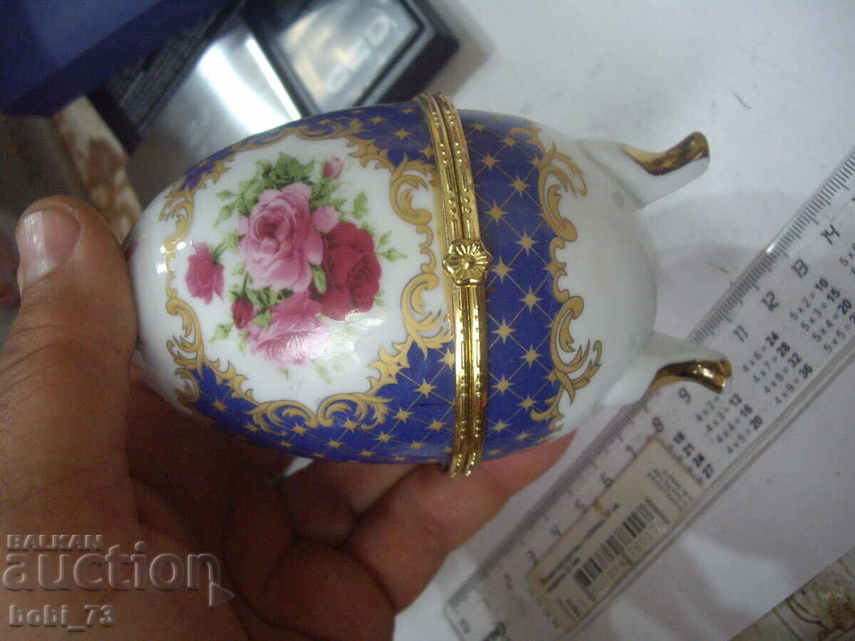 Auction Porcelain egg holder. Auction Porcelain egg holder.