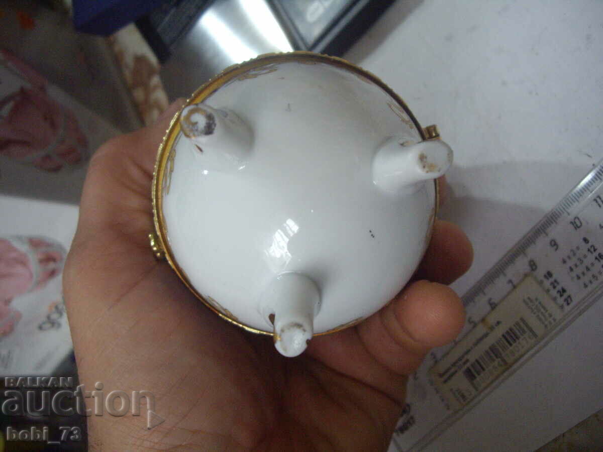 Delivery of Porcelain egg holder. Delivery of Porcelain egg holder.