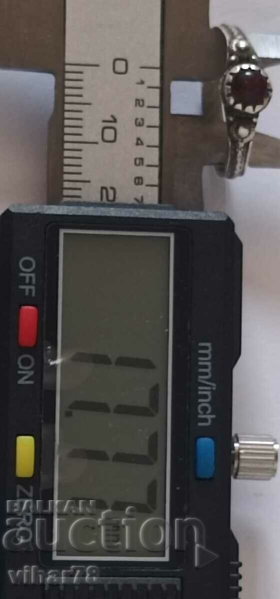 Livrarea Un inel vechi de argint