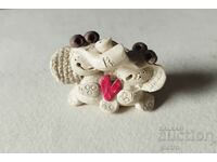 O mică figură din ceramică - o statuetă de elefanți îndrăgostiți