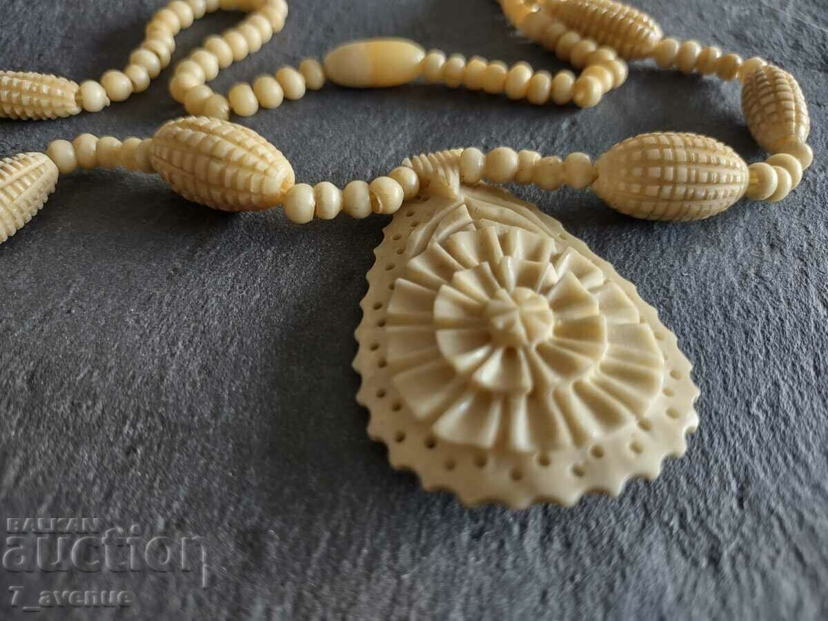 Auction  NECKLACE of bone, 18.04.2024
