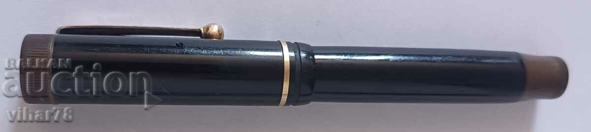 Un stilou cu o pennă aurie PARKER