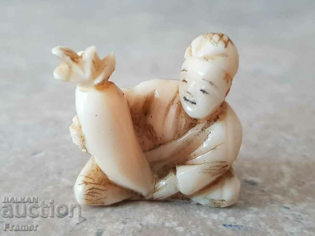 JAPAN Netsuke NETZKE IVORY CARVING PEASANT WITH TURP 19c