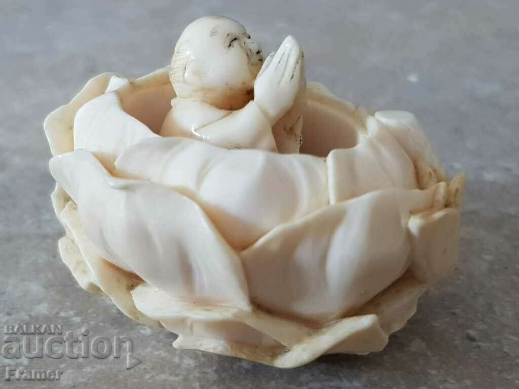 JAPONIA Netsuke NETZKE călugăr sculptor în fildeș în lotus 19c cu preț € 320.00 | 625.87 BGN JAPONIA Netsuke NETZKE călugăr sculptor în fildeș în lotus 19c cu preț € 320.00 | 625.87 BGN