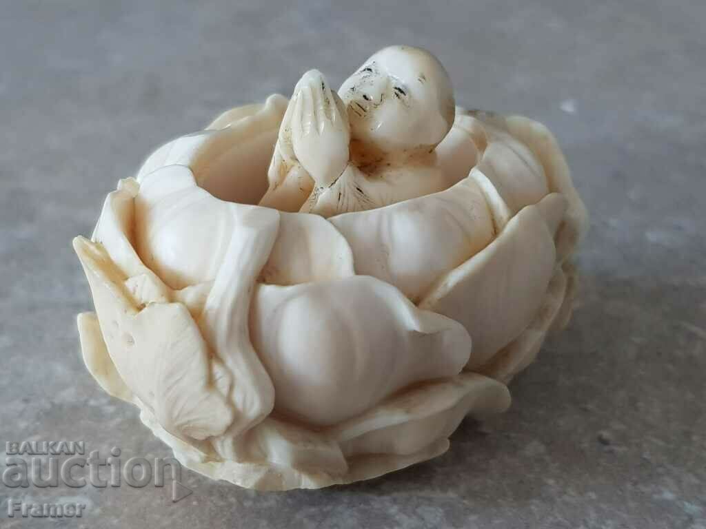 JAPONIA Netsuke NETZKE călugăr sculptor în fildeș în lotus 19c JAPONIA Netsuke NETZKE călugăr sculptor în fildeș în lotus 19c