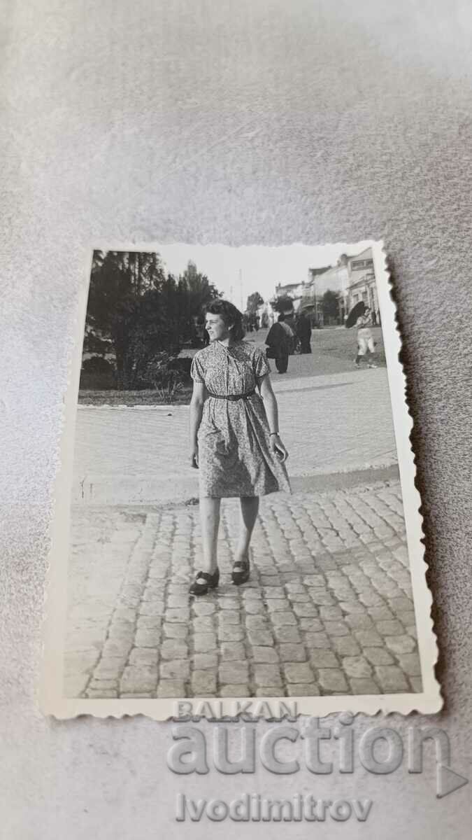 Photo Rousse Woman on the street 1939