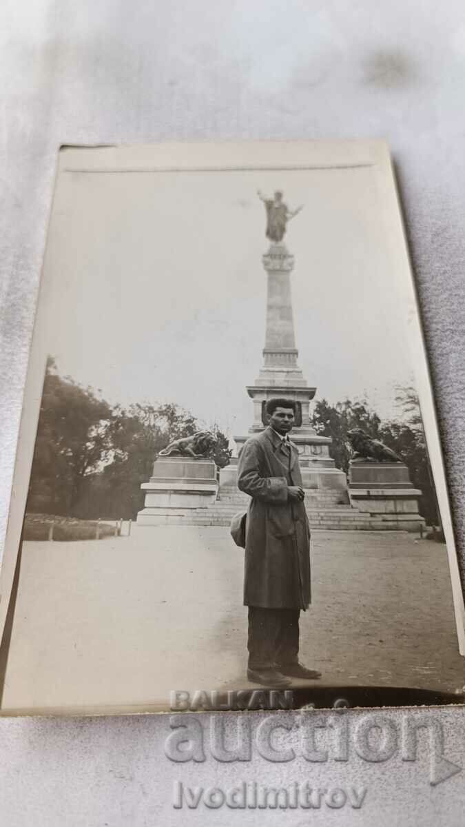 Снимка Русе Мъж пред паметника на Свободата 1939
