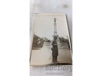 Φωτογραφία Rousse Man μπροστά από το μνημείο της ελευθερίας 1939