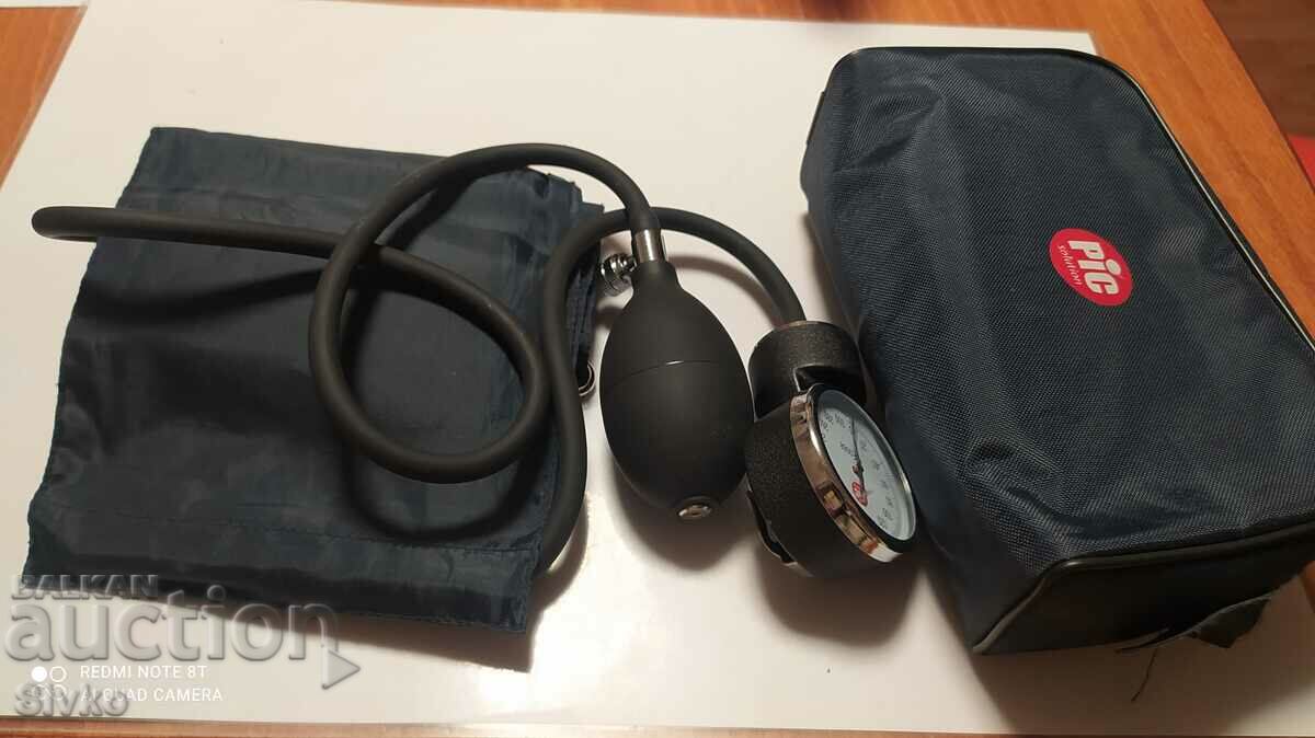 Blood pressure device, cuff, pump and manometer