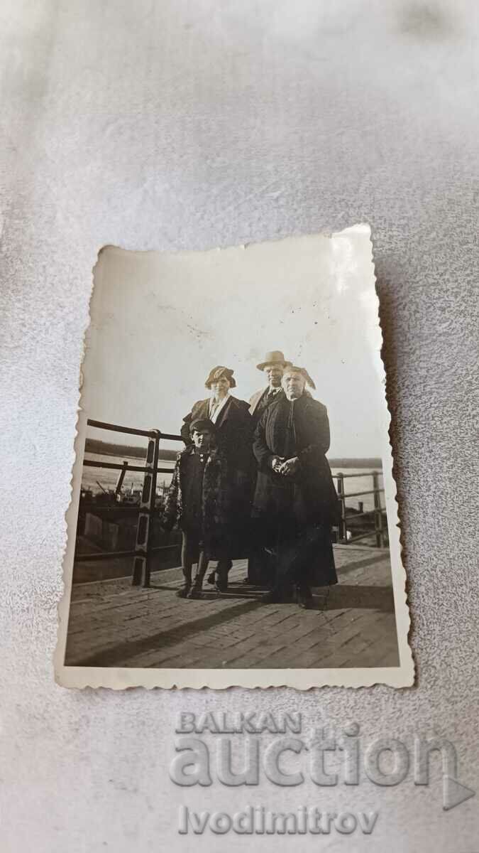 Fotografie Rousse Bărbat, două femei și un băiat pe o platformă de lemn 1936
