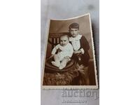 Photo Rousse Boy and baby on a wooden chair 1939
