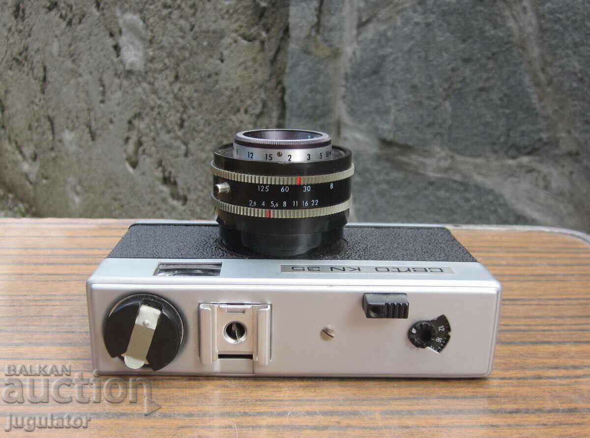 Delivery of old vintage camera CERTO KN 35 with case and works Delivery of old vintage camera CERTO KN 35 with case and works