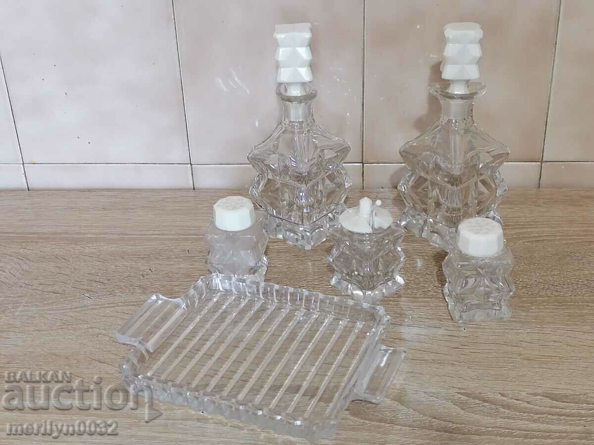 Licitație Set de condimente ceramice din cristal de plumb ceh din anii 1930 Licitație Set de condimente ceramice din cristal de plumb ceh din anii 1930