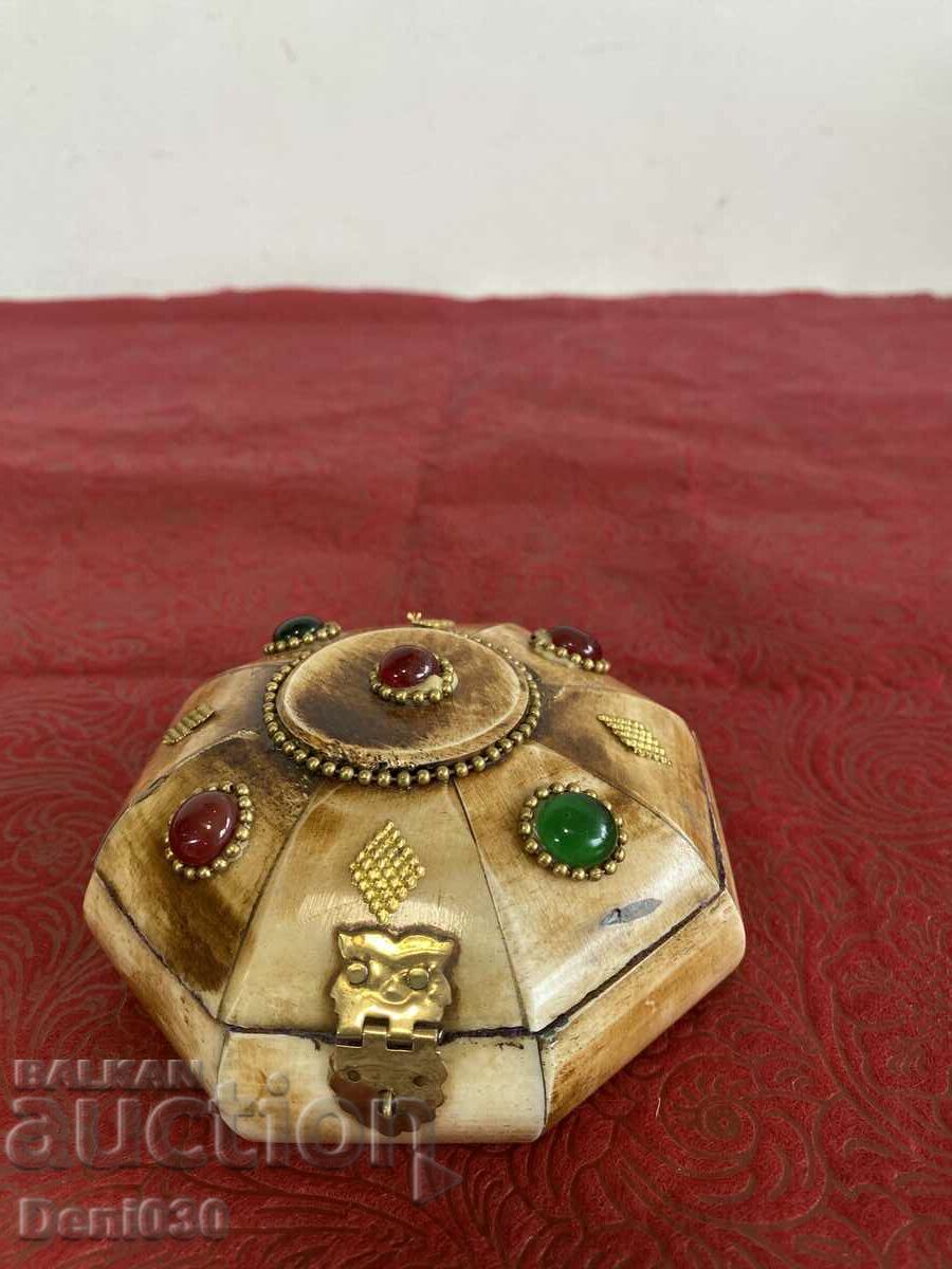 Frumoasa cutie de bijuterii cu bijuterii