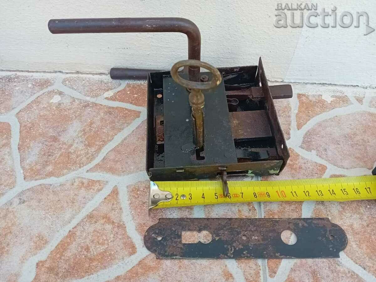 ancient primitive lock with bronze key with price 51.00 BGN | € 26.08 ancient primitive lock with bronze key with price 51.00 BGN | € 26.08