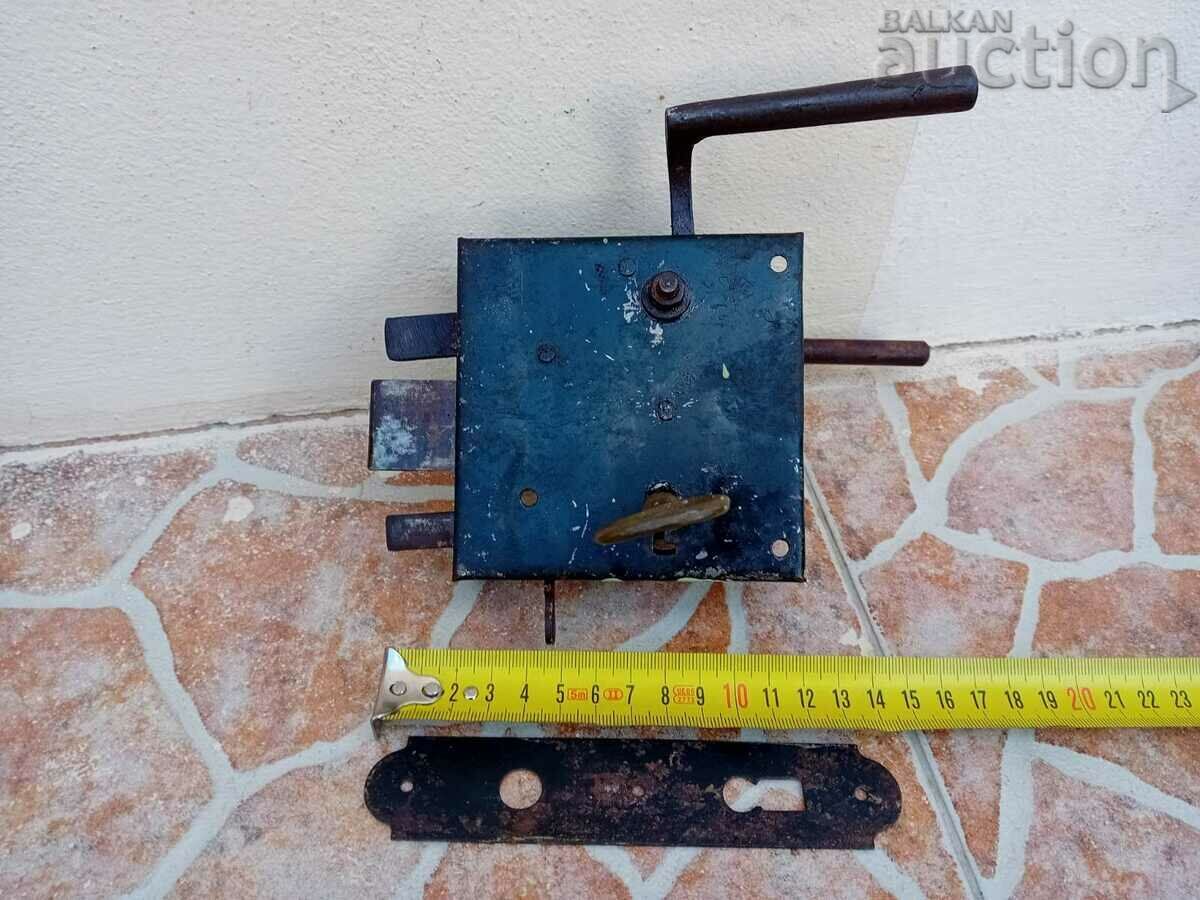 Auction ancient primitive lock with bronze key Auction ancient primitive lock with bronze key