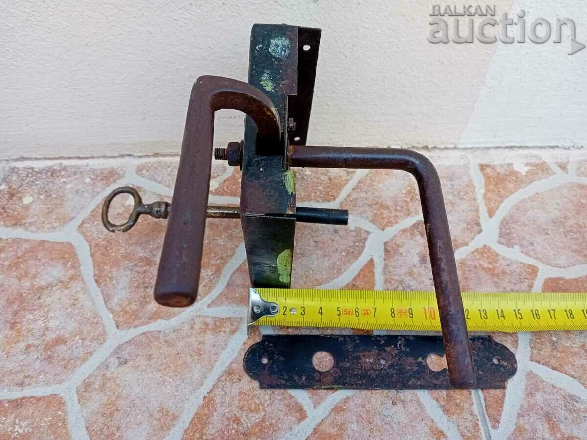 ancient primitive lock with bronze key - 5 ancient primitive lock with bronze key - 5