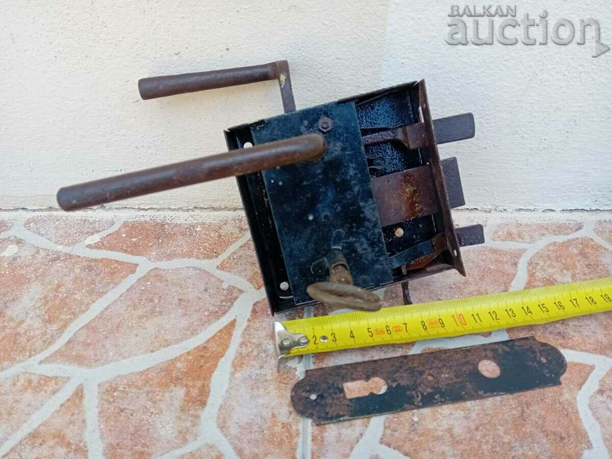 ancient primitive lock with bronze key - 6 ancient primitive lock with bronze key - 6