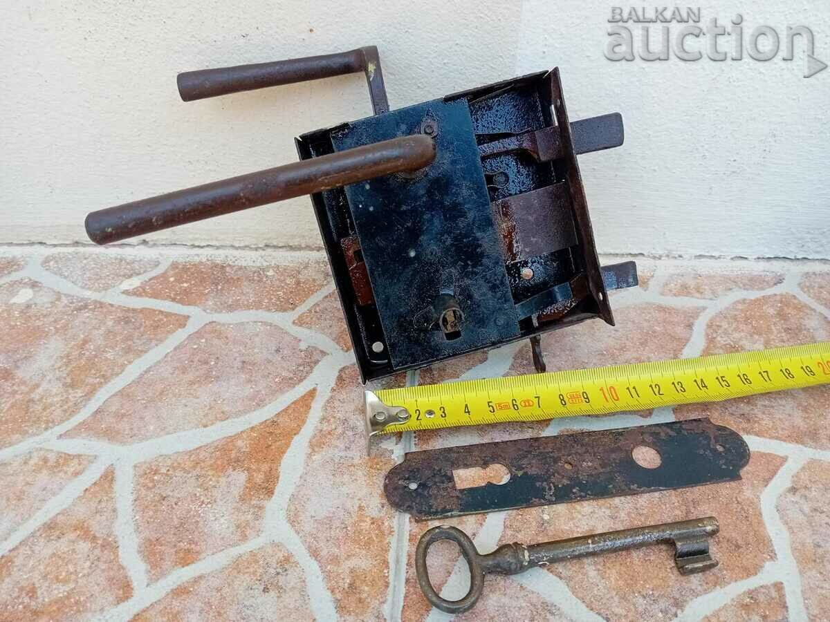 ancient primitive lock with bronze key - 7 ancient primitive lock with bronze key - 7