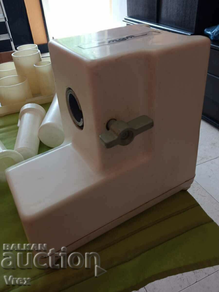 Auction Electric meat grinder/food processor - collectible Auction Electric meat grinder/food processor - collectible