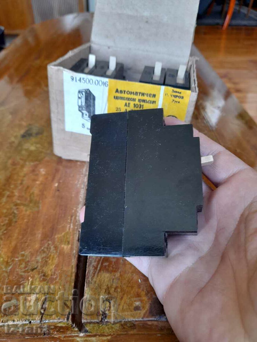 Delivery of Old automatic fuse, fuses, fuse Delivery of Old automatic fuse, fuses, fuse