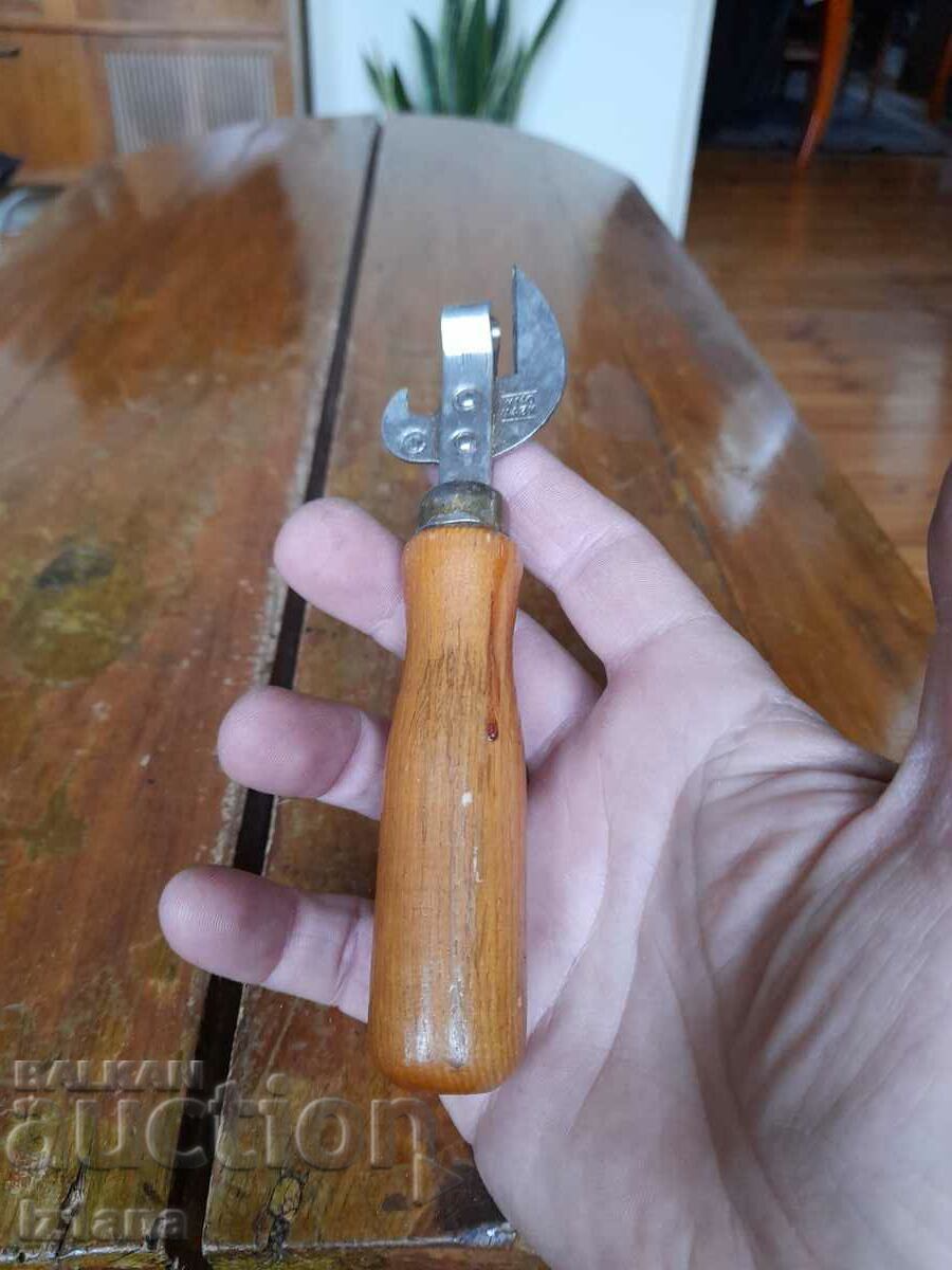 Vechi deschizător de conserve rusești cu preț 16.00 BGN | € 8.18 Vechi deschizător de conserve rusești cu preț 16.00 BGN | € 8.18