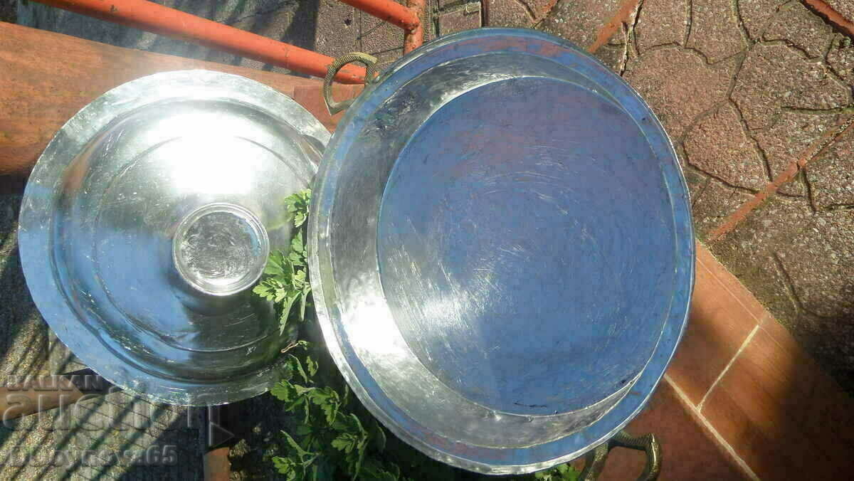 Licitație Tavă veche de cupru cu capac Licitație Tavă veche de cupru cu capac