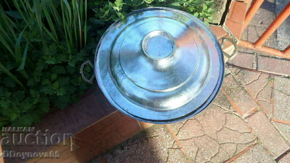 Delivery of Old copper pan with lid