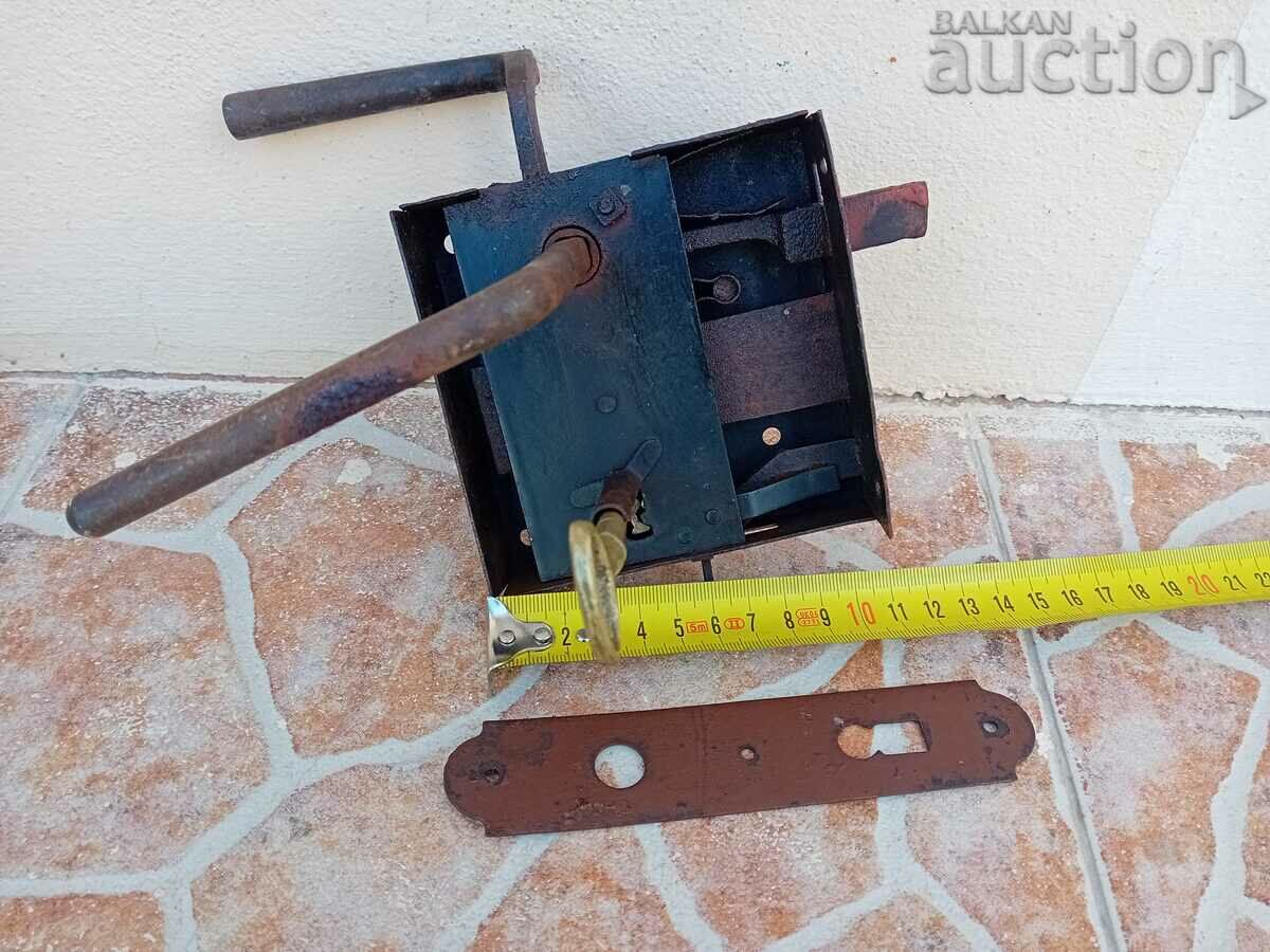 ancient primitive lock with bronze key with price 51.00 BGN | € 26.08 ancient primitive lock with bronze key with price 51.00 BGN | € 26.08