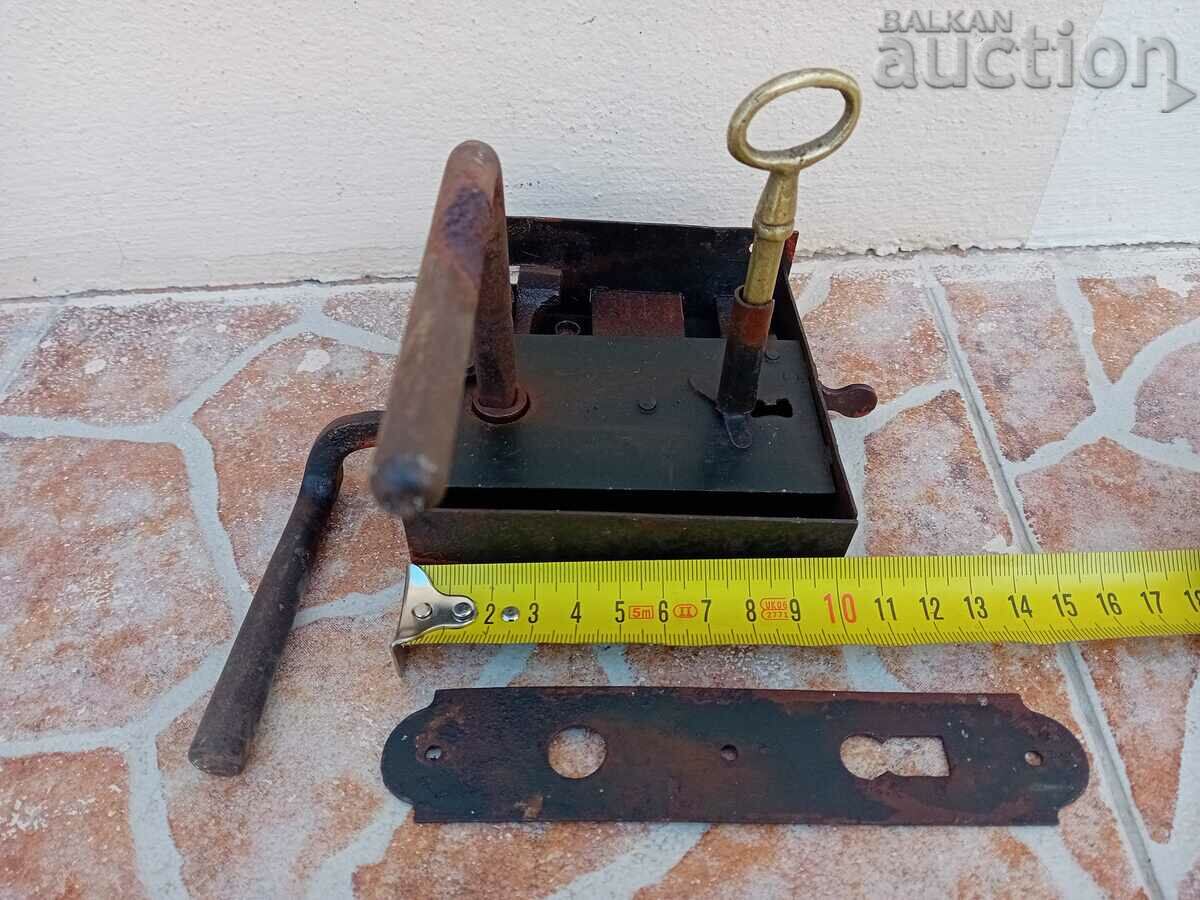 ancient primitive lock with bronze key - 6 ancient primitive lock with bronze key - 6