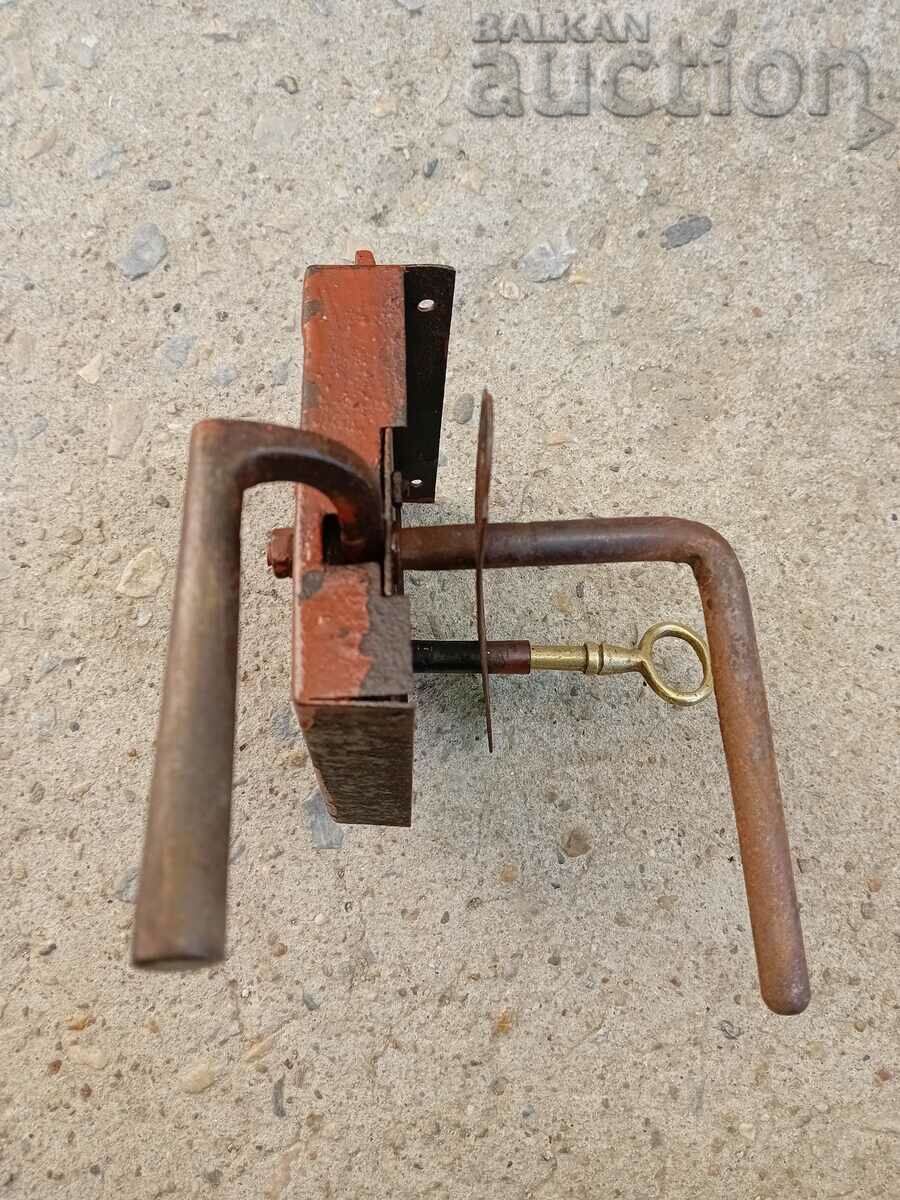 ancient primitive lock with bronze key - 7 ancient primitive lock with bronze key - 7