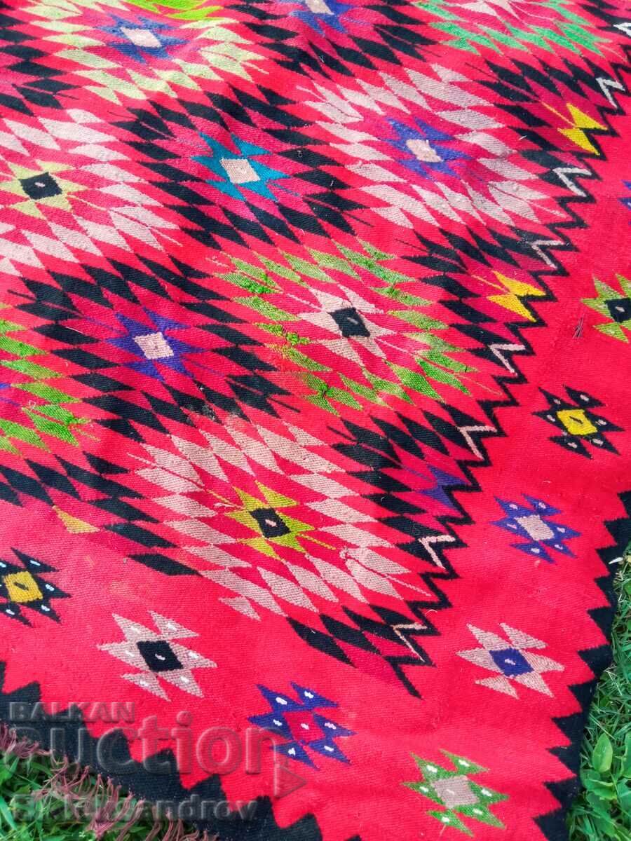 Un covor Chipro foarte mare cu preț 365.00 BGN | € 186.62 Un covor Chipro foarte mare cu preț 365.00 BGN | € 186.62