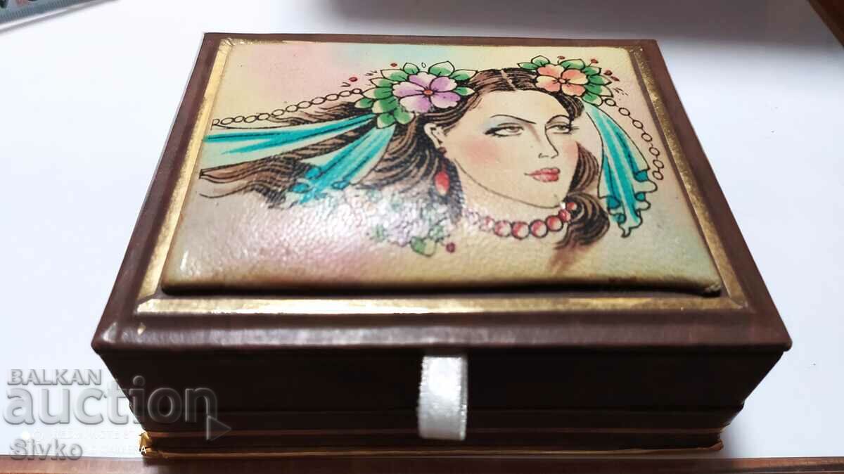 Jewelry box with mirror with price 9.99 BGN | € 5.11 Jewelry box with mirror with price 9.99 BGN | € 5.11