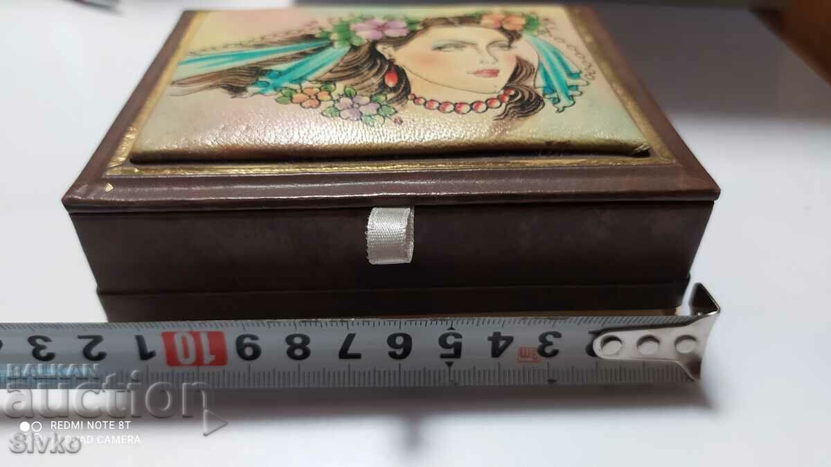 Delivery of Jewelry box with mirror Delivery of Jewelry box with mirror