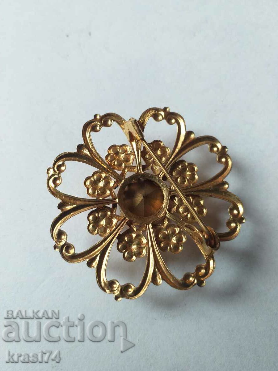 O broșă cu preț 15.00 BGN | € 7.67 O broșă cu preț 15.00 BGN | € 7.67