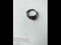 Un inel vechi de argint