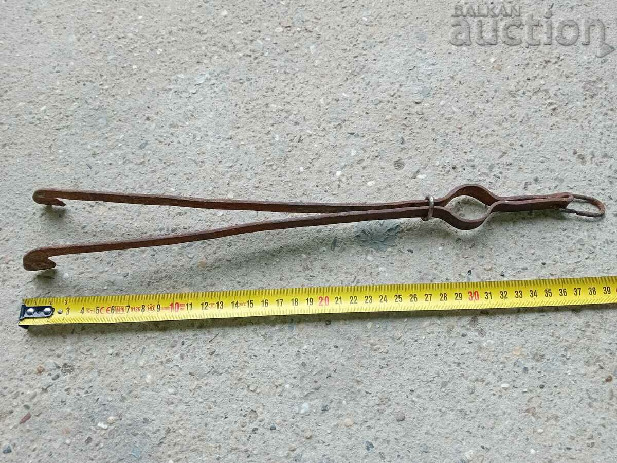 Delivery of Old PRIMITIVE hand forged dilaf wrought iron tongs Delivery of Old PRIMITIVE hand forged dilaf wrought iron tongs